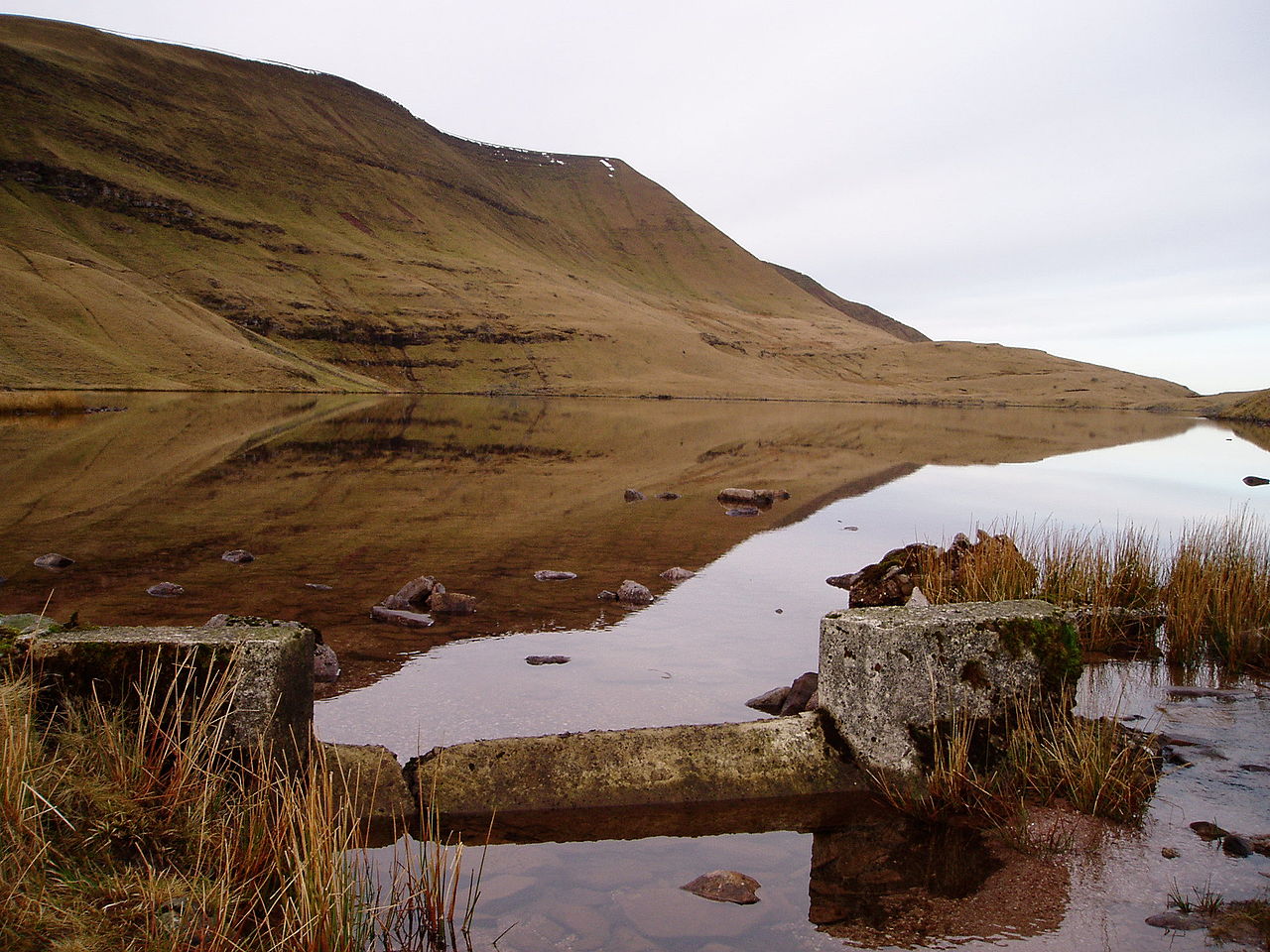 1280px-Llyn_y_Fan_Fawr